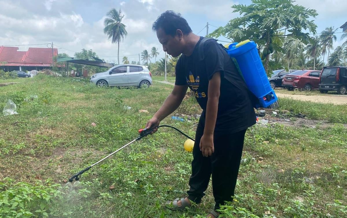 NORSOLIHIN menunjukkan tangan kirinya yang kini tidak mampu bergerak selepas terbabit dalam kemalangan sejak 17 tahun lalu. FOTO Hazira Ahmad Zaidi