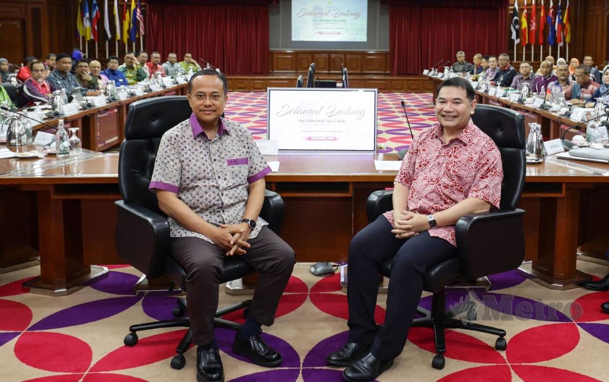 RAFIZI (kiri) bersama Ahmad Samsuri bergambar pada Sesi Libat Urus Bersama Kerajaan Negeri Terengganu. FOTO Ghazali Kori