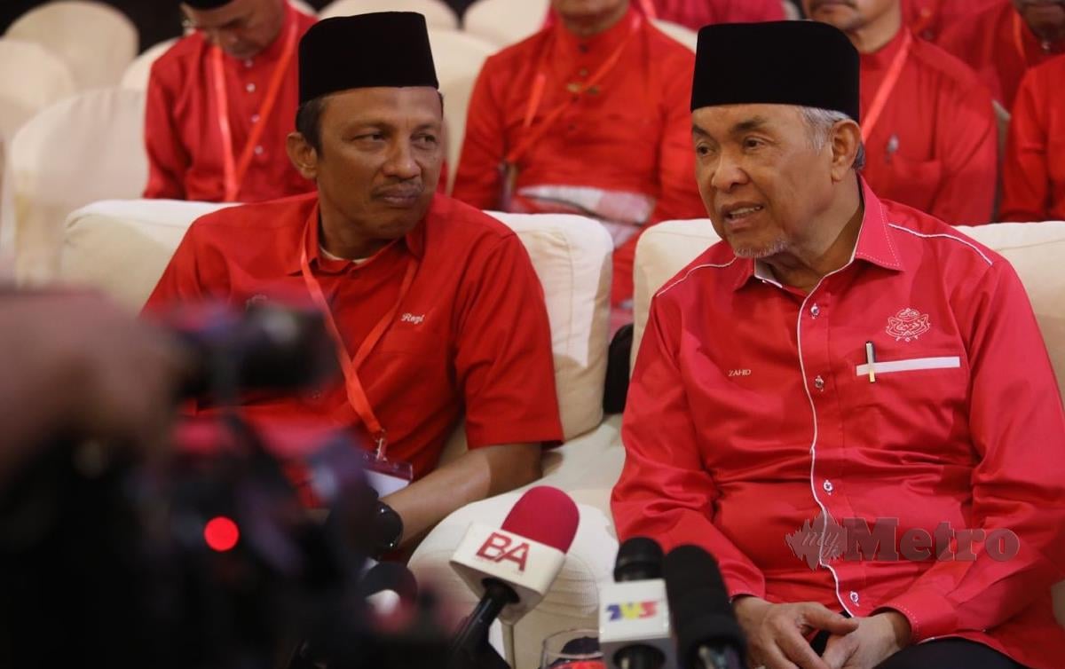 AHMAD Zahid semasa sidang media selepas merasmikan mesyuarat Perwakilan Umno Bahagian Kuala Nerus  di Raia Hotel Gong Badak. FOTO Ghazali Kori