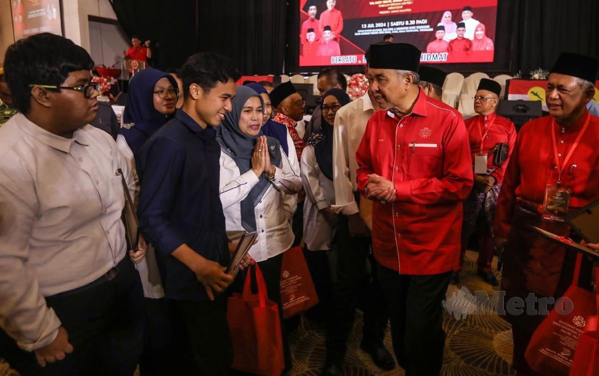 AHMAD Zahid Hamidi (dua kanan) beramah mesra bersama pelajar cemerlang Sijil Pelajaran Malaysia (SPM) 2023. FOTO Ghazali Kori