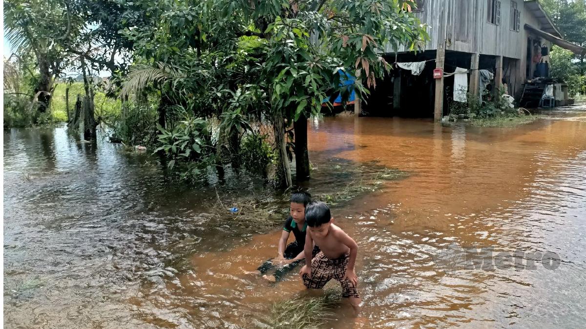 Air bergenang di rumah penduduk beberapa kampung di Tumpat akibat hujan serta limpahan Sungai Golok termasuk dari Pasir Mas serta Rantau Panjang. FOTO SITI ROHANA IDRIS