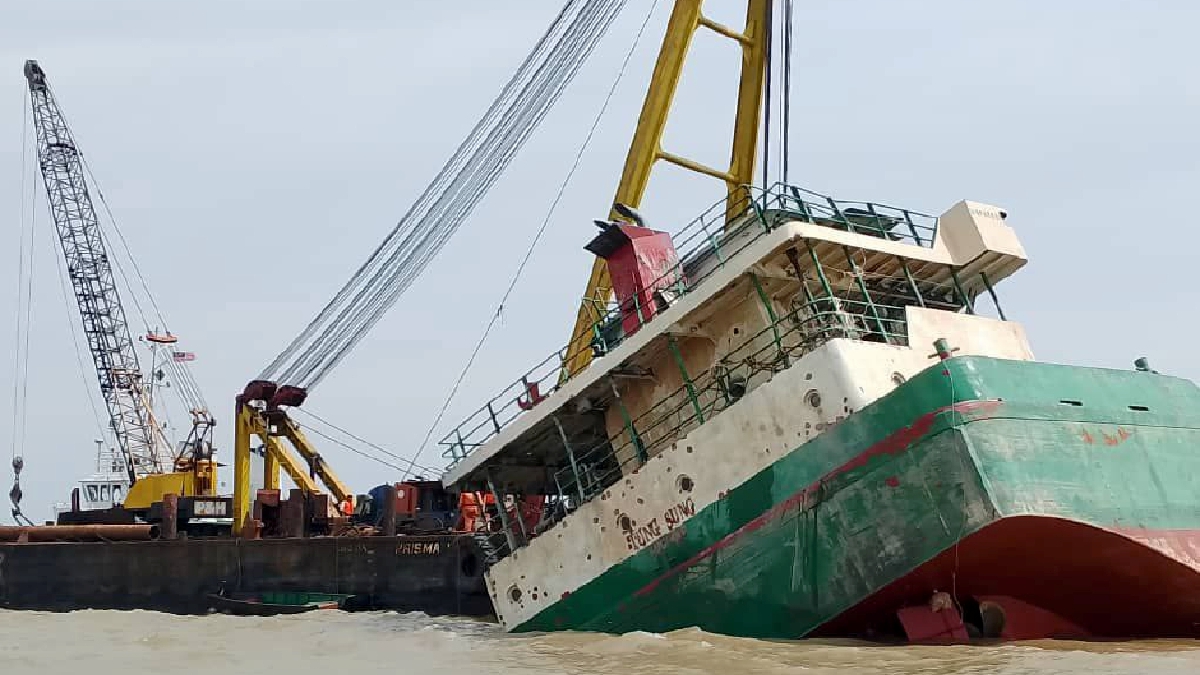 Kapal kargo MV Tung Sung yang karam dan terbalik 19 Julai lalu, berjaya diapungkan, hari ini. FOTO IHSAN MARITIM MALAYSIA