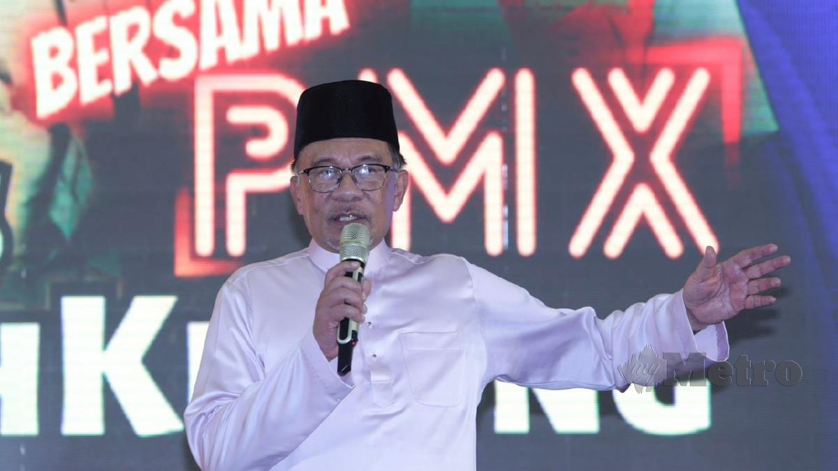 Datuk Seri Anwar Ibrahim berucap ketika ceramah #Arus Merah Kuning bersama PMX di Padang Letak Kereta, Subang Bestari. FOTO MOHAMAD SHAHRIL BADRI SAALI