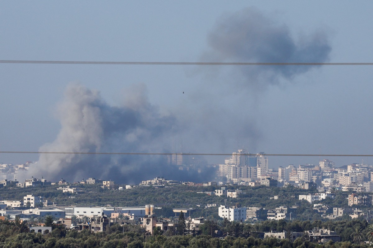 KEPULAN asap di Gaza, dilihat dari sempadan Israel dengan Gaza, di selatan Israel. FOTO REUTERS/