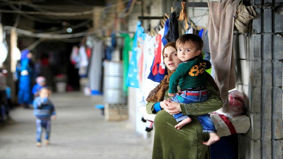 SEORANG wanita Syria yang mengandung mendukung anaknya di perkarangan rumah untuk pelarian di Sidon, Selatan Lubnan. FOTO FAIL REUTERS