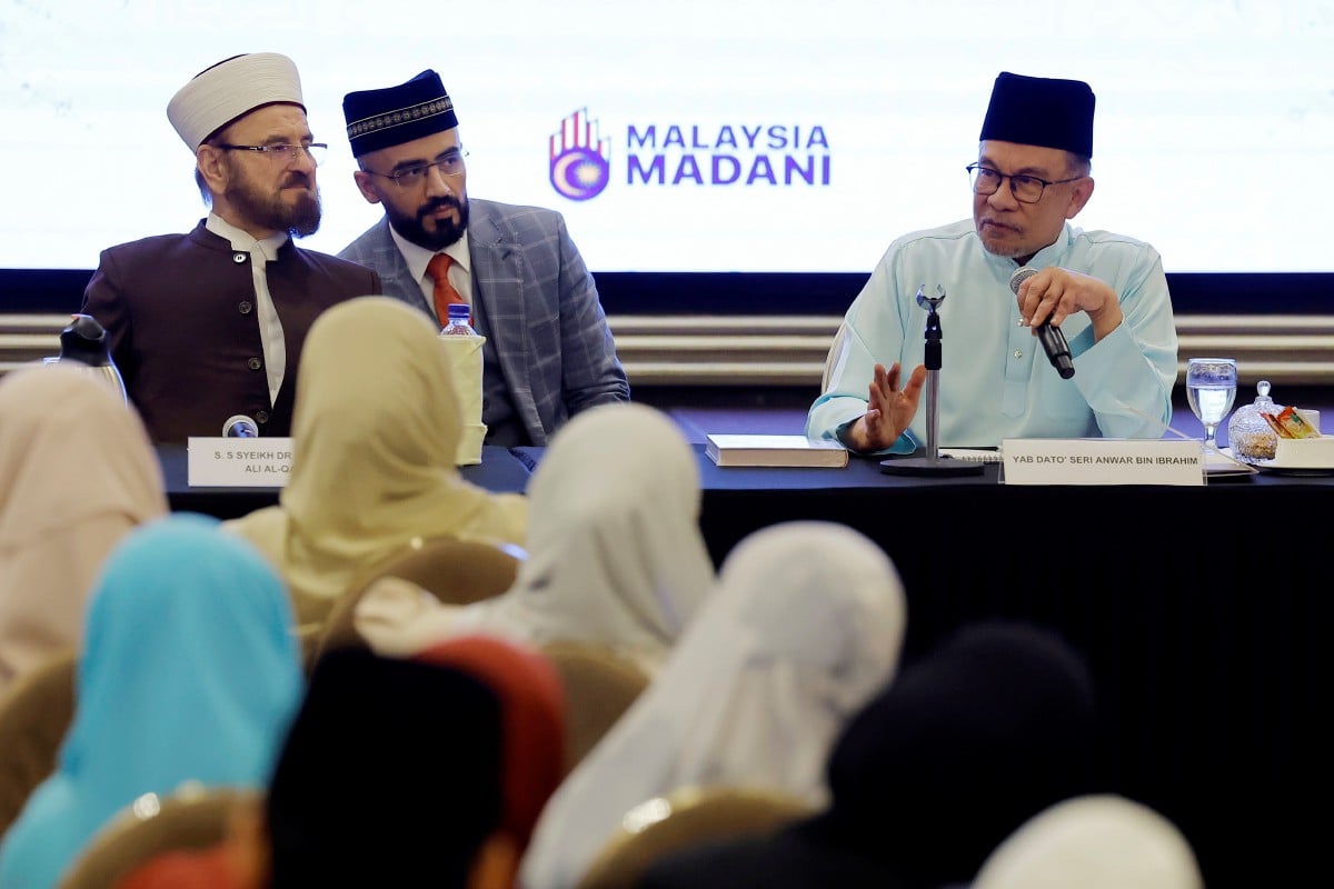 Perdana Menteri Datuk Seri Anwar Ibrahim menjawab pertanyaan para hadirin pada Majlis Ilmu MADANI di Kompleks Seri Perdana di sini. FOTO BERNAMA