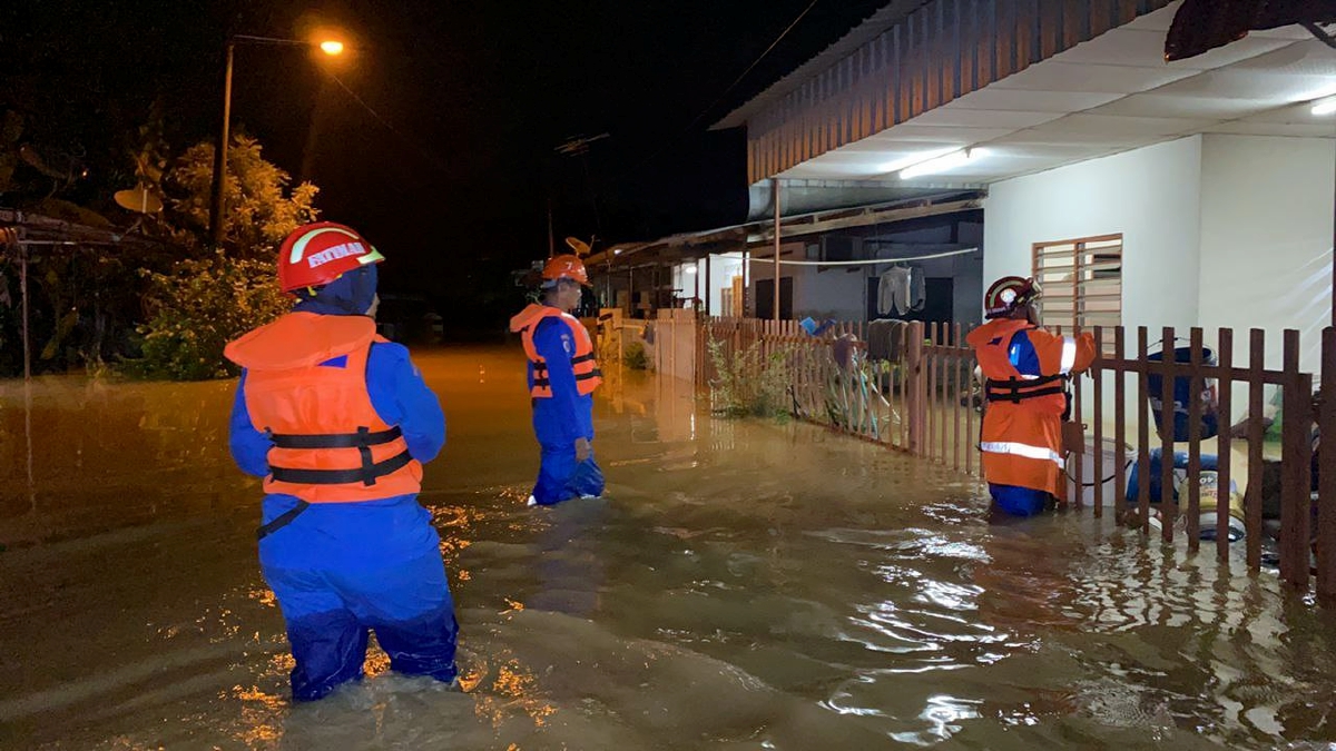 Anggota APM Kuala Muda melakukan operasi memindahkan mangsa yang terperangkap akibat banjir kilat untuk dibawa ke PPS. FOTO IHSAN APM