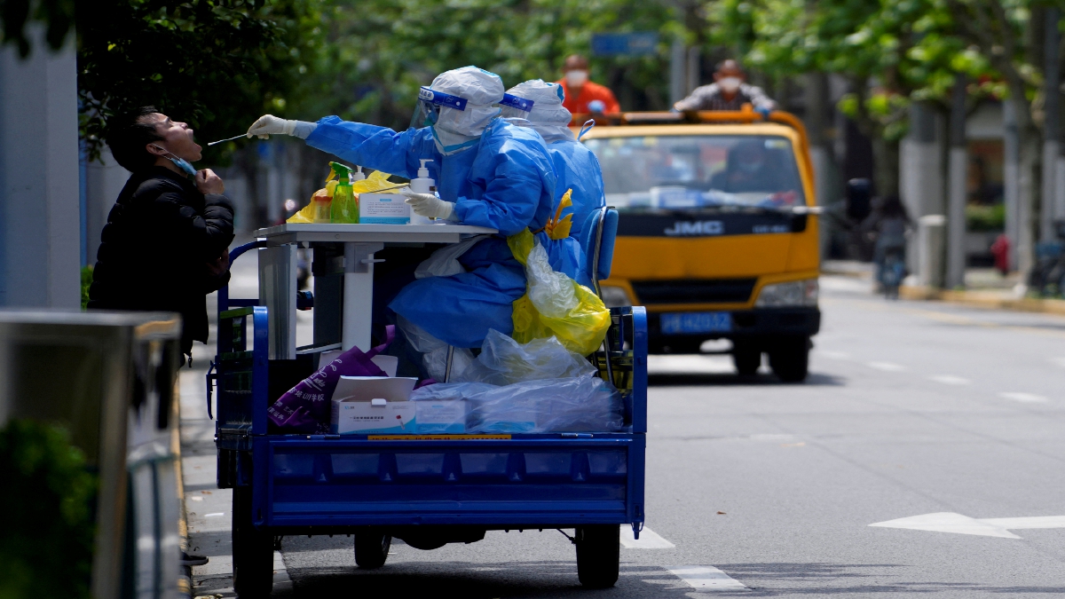 PEKERJA membuat ujian saringan terhadap penduduk dengan menaiki beca elektrik di Shanghai. FOTO REUTERS