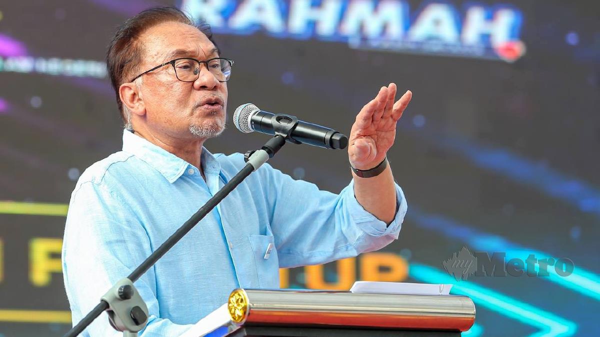 Datuk Seri Anwar Ibrahim menyampaikan ucapan penutup pada majlis penutup Hari Pengguna Kebangsaan 2023 di Piazza Pavilion, Bukit Jalil. FOTO ASWADI ALIAS.