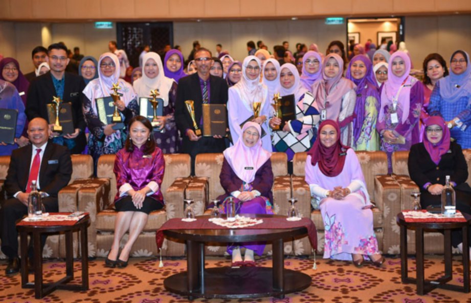 TIMBALAN Perdana Menteri yang juga Menteri Pembangunan Wanita, Keluarga dan Masyarakat (KPWKM) Datuk Seri Dr Wan Azizah Wan Ismail (duduk, tengah) bersama warga kerja Kementeriannya pada Perhimpunan Bulanan KPWKM hari ini. FOTO BERNAMA