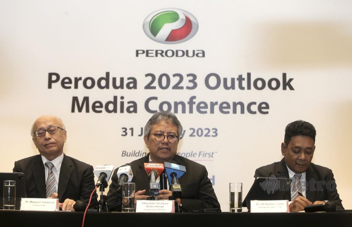 ZAINAL Abidin (tengah) pada taklimat media Tinjauan Prestasi Perodua 2023,  semalam.