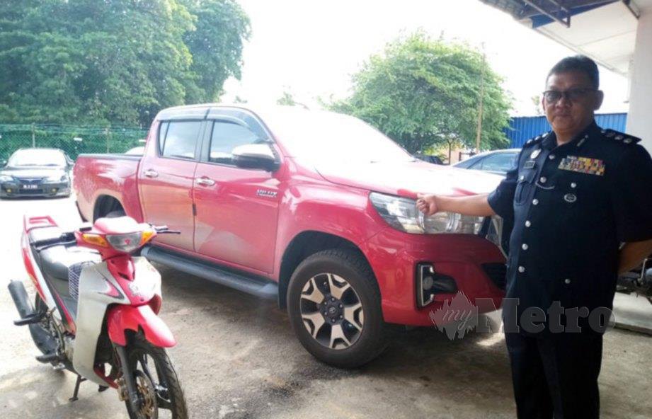 MOHD Abduh Ismail menunjukkan pacuan empat roda dan motosikal digunakan suspek untuk menyamun tujuh kedai serbaneka 24 jam di sekitar bandar Kluang pada 29 dan 30 Januari. FOTO Adnan Ibrahim