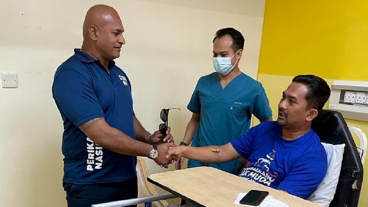 Surash (kiri) melawat Mohd Zaidy di Hospital Jempol. Foto Ihsan Surash.