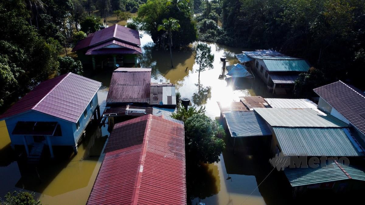 FENOMENA banjir termenung yang melanda di Kampung Tersang. FOTO NIK ABDULLAH NIK OMAR