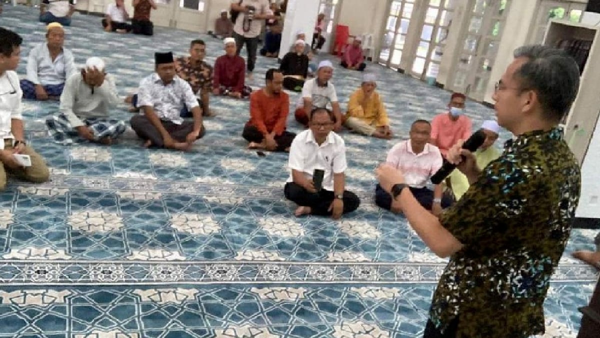 GAMBAR Menteri Komunikasi dan Digital Fahmi Fadzil berucap di ruang solat utama Masjid Nurul Yaqin, Kampung Melayu Seri Kundang, Rawang, semalam yang tular di media sosial, baru-baru ini. FOTO Ihsan Pembaca