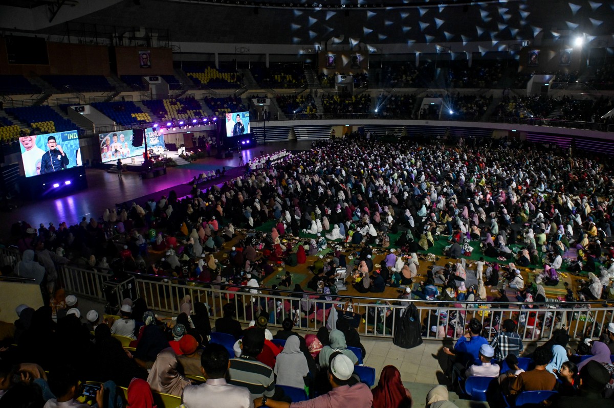KUALA NERUS, 31 Dis -- Ribuan pengunjung yang hadir bagi mendengar ceramah agama pada Program Ambang Tahun Baharu 2024 di Stadium Tertutup Gong Badak malam ini.