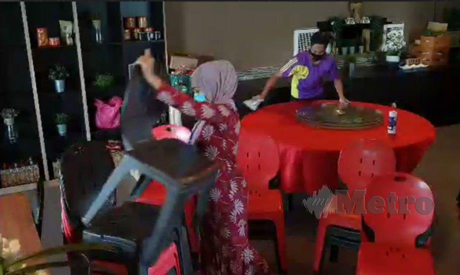 PEMILIK Restoran Pucuk Kemangi, Nora Hazlina (kiri) bersama pekerjanya mula menyusun dan membersihkan kerusi meja hari ini. FOTO Mohd Azren Jamaludin