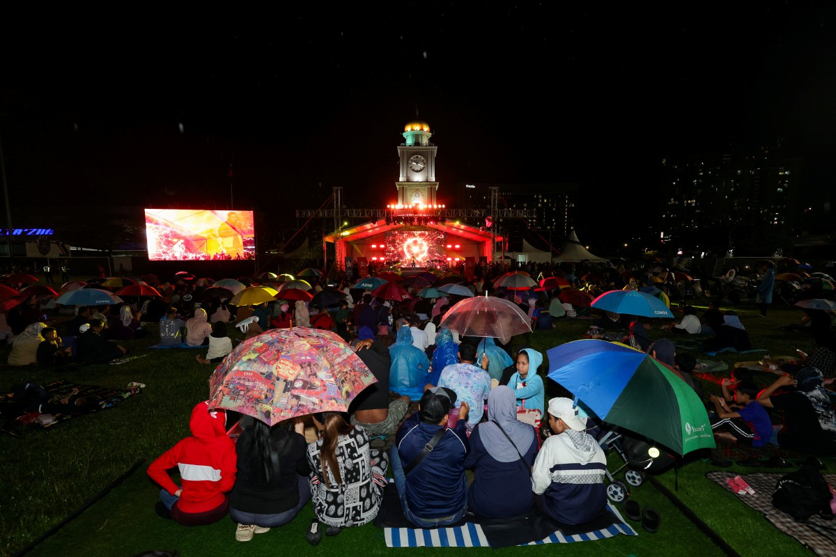 JOHOR BAHRU, 31 Dis -- Hujan renyai tidak menghalang kira-kira 800 pengunjung menghadiri konsert sempena sambutan Tahun Baharu di Dataran Bandaraya Johor Bahru hari ini. 