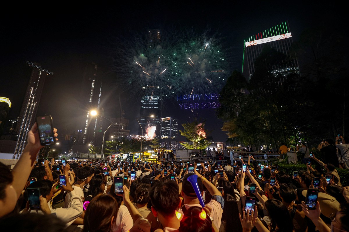 Orang ramai menyaksikan pertunjukan bunga api pada Tahun Baharu 2024 di The Exchange TRX malam ini. FOTO BERNAMA