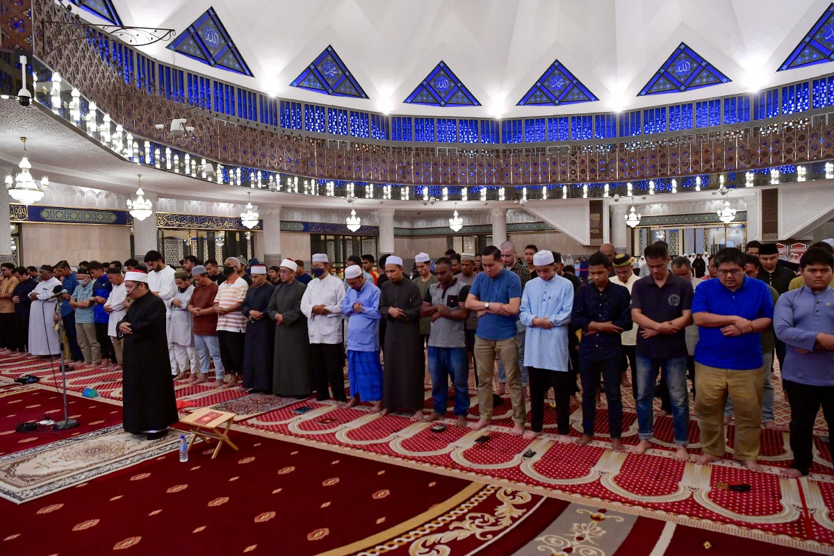 KUALA LUMPUR, 31 Dis -- Imam Masjid Negara Hassan Alfadhli Abdul Rahman mengimamkan solat Maghrib pada malam ambang Tahun Baharu 2024 Masihi di Masjid Negara hari ini.