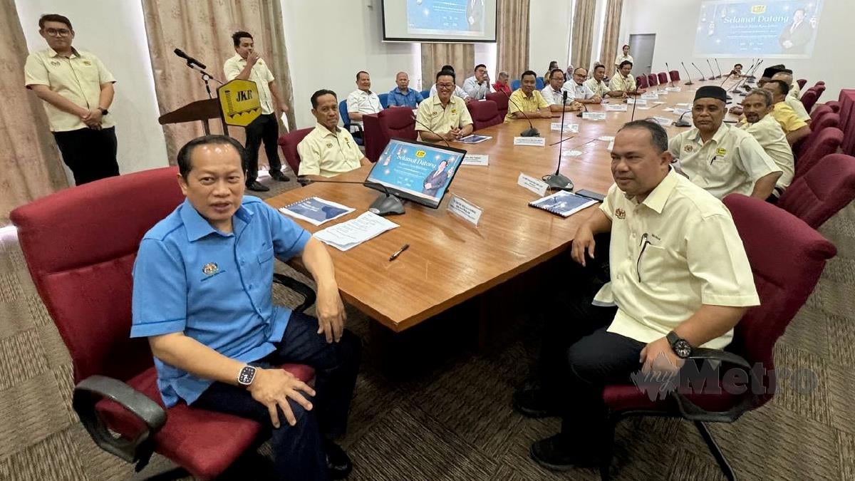 Timbalan Menteri Kerja Raya, Datuk Seri Ahmad Maslan ketika menghadiri mesyuarat bersama  di Jabatan Kerja Raya Cawangan Kejuruteraan Mekanikal Negeri Johor, Gelang Patah. FOTO NUR AISYAH MAZALAN