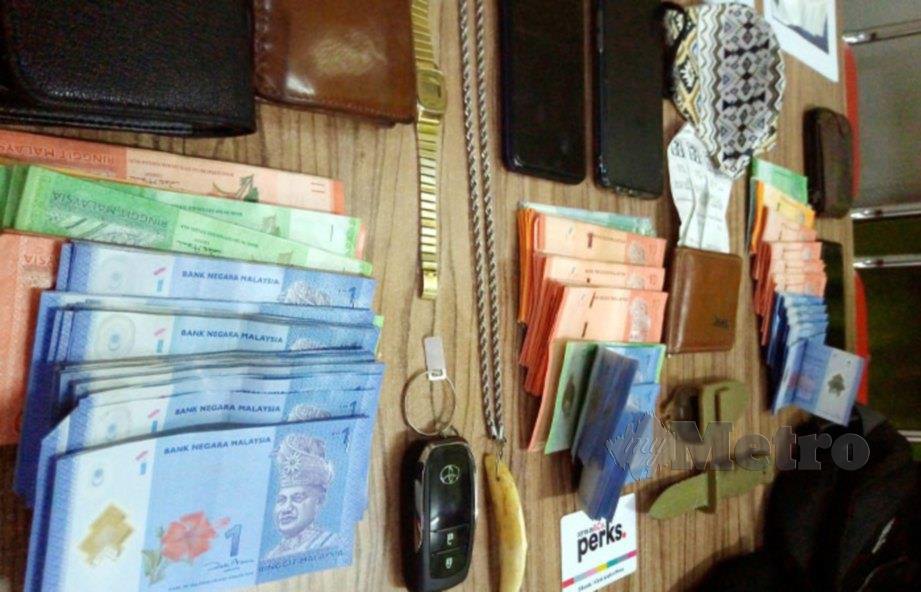 BARANGAN yang berjaya dirampas daripada tiga suspek yang menyamun tujuh kedai serbaneka 24 jam di sekitar bandar Kluang pada 29 dan 30 Januari. FOTO Adnan Ibrahim