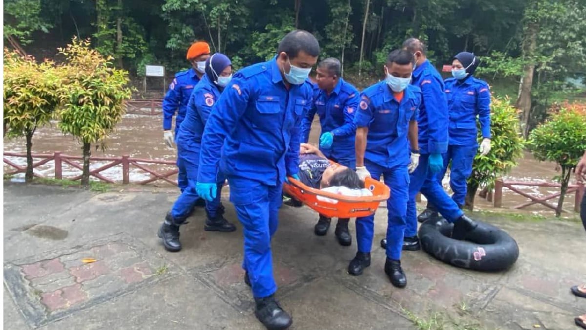 Anggota APM Baling menyelamatkan wanita yang terperangkap dalam kejadian kepala air di Lata Bayu, Asam Jawa. FOTO IHSAN APM