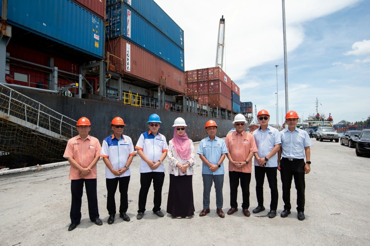 Menteri di Jabatan Perdana Menteri (Wilayah Persekutuan) Dr Zaliha Mustafa (empat, kiri) diiringi Pengarah Megah Port Management Sdn Bhd Datuk Seri Patrik Tiong (tiga, kiri) ketika lawatan kerja di Pelabuhan Dermaga Merdeka Labuan, hari ini. FOTO BERNAMA