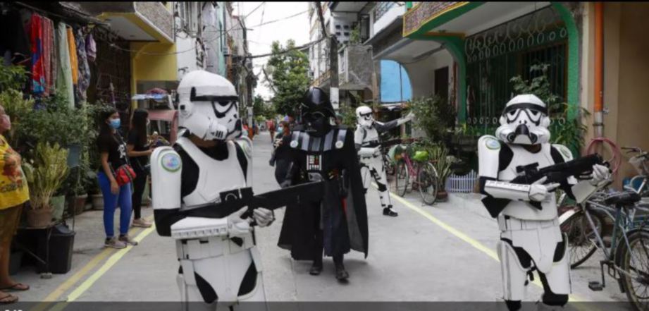 STORMTROOPER dan Darth Vader menguatkuasakan perintah berkurung kepada penduduk Barangay. FOTO Agensi