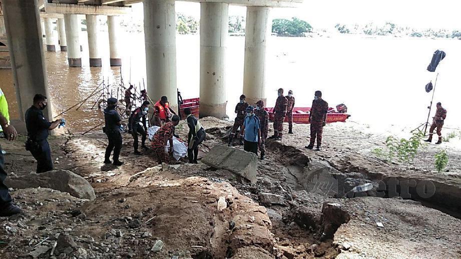 ANGGOTA PPDA mengangkat mayat lelaki berusia 55 tahun yang terjun dari jambatan Sultan Yahya Petra petang semalam sebaik ditemui pada jam 1.22 petang tadi. FOTO Siti Rohana Idris