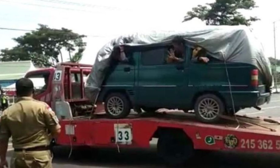 PIHAK berkuasa Indonesia mengarahkan trak yang membawa kenderaan yang di dalamnya ada penumpang berpatah balik.