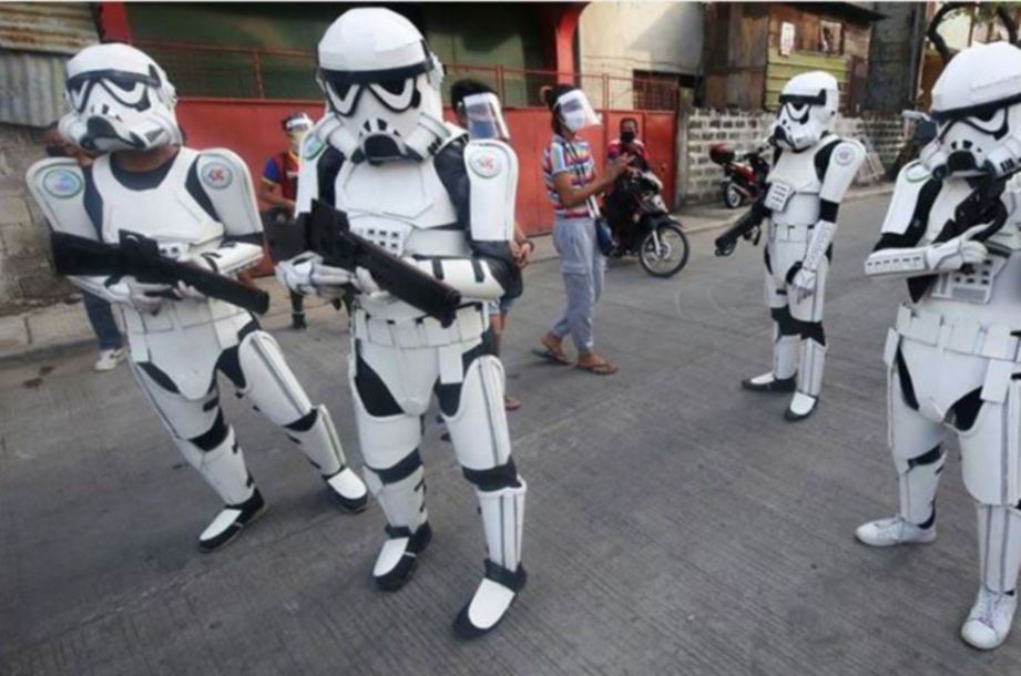 'STORMTROOPER’ dan Darth Vader menguatkuasakan perintah berkurung kepada penduduk Barangay. FOTO Agensi