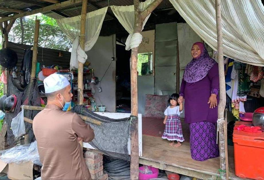 USTAZ Ebit Lew membantu Diana dan keluarganya berpindah ke rumah sewa di Taman Seri Wawasan.  FOTO ihsan Facebook UEL