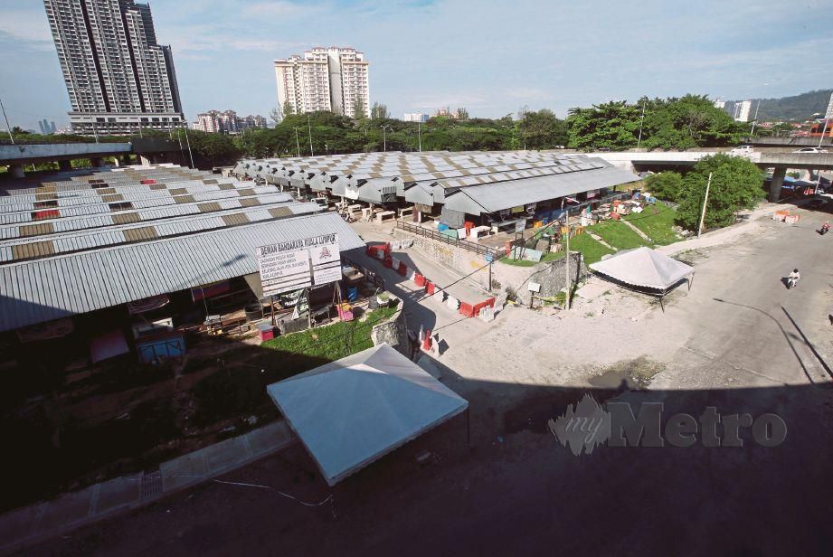 TINJAUAN Pasar Borong Selayang pada hari pertama Perintah Kawalan Pergerakan Bersyarat (PKPB) yang masih dikatagorikan kawasan PKPD. FOTO Eizairi Shamsudin