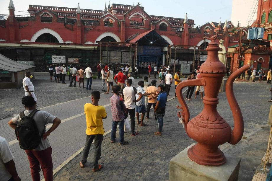 ORANG ramai beratur panjang bagi membeli minuman beralkohol di Kolkata, India selepas kerajaan elonggarkan sedikit sekatan pergerakan. FOTO AFP