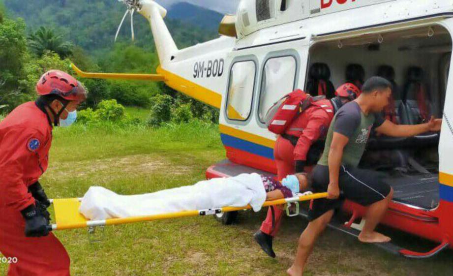 AMEE diusung menaiki helikopter dikejar ke Hospital Gua Musang (HGM) kerana derita kanser payu dara dan demam panas mengigil untuk menerima rawatan. FOTO ihsan JBPM