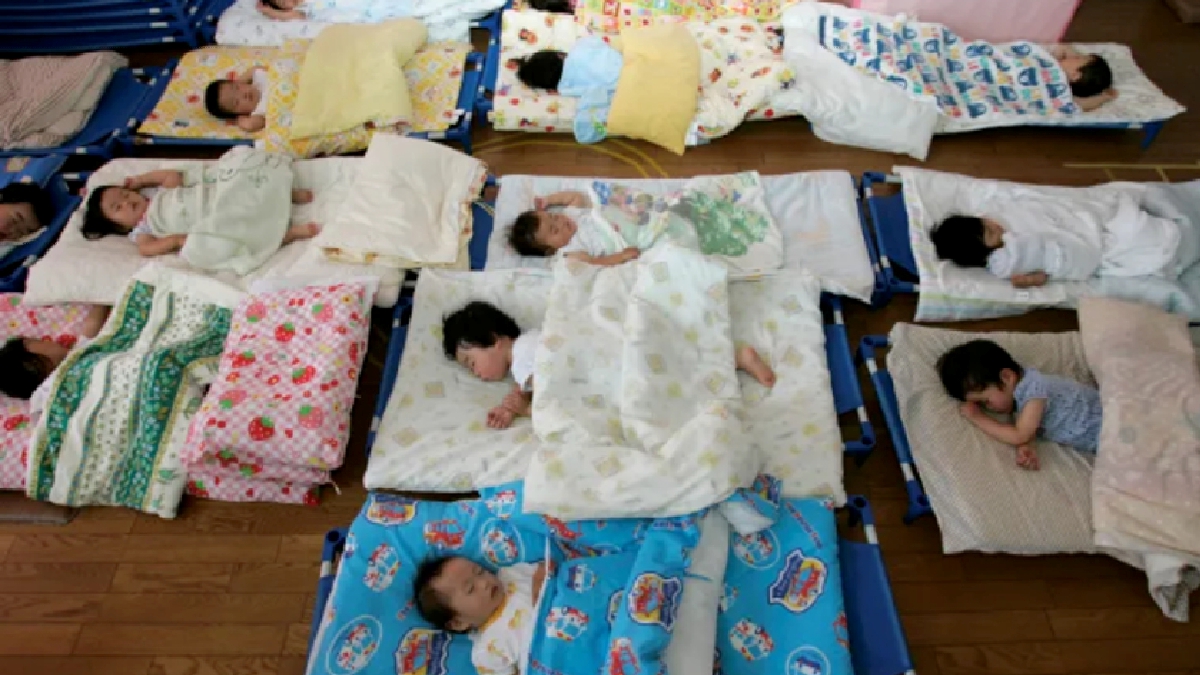 Kadar kelahiran bayi di Jepun menurun. FOTO Reuters