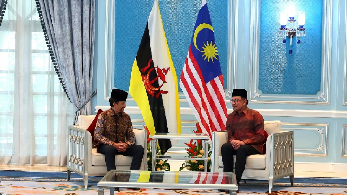 Sultan Hassanal Bolkiah bersama Datuk Seri Anwar Ibrahim. FOTO BERNAMA