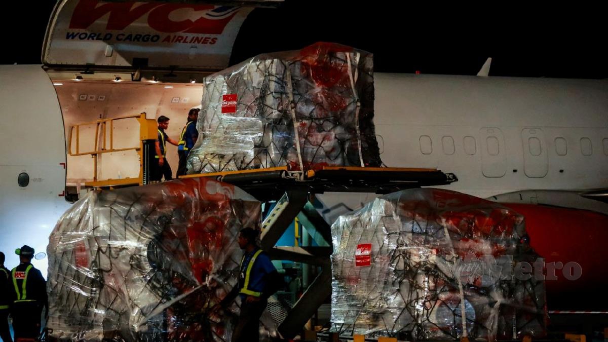 Barangan bantuan sebanyak 20 tan dimasukkan kedalam pesawat kargo pada program pelepasan penghantaran Bantuan Kemanusiaan Malaysia Untuk Warga Palestin Di Gaza yang dikenali sebagai Ops Ihsan di Lapangan Terbang Antarabangsa Kuala Lumpur (KLIA). FOTO ASYRAF HAMZAH