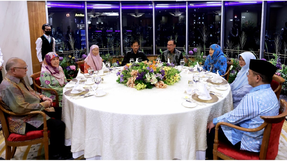 Sultan Brunei Sultan Hassanal Bolkiah hari ini berkenan menghadiri Majlis Makan Malam yang dihoskan oleh Perdana Menteri Datuk Seri Anwar Ibrahim di Menara Berkembar Petronas (KLCC) di sini. FOTO BERNAMA
