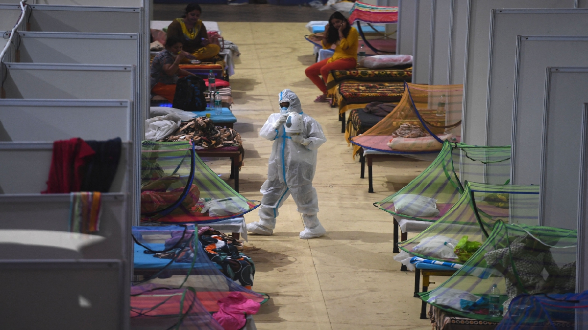 PETUGAS kesihatan sedang menjaga keperluan pesakit Covid-19 di New Delhi. FOTO AFP
