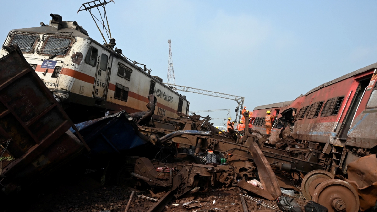 PASUKAN penyelamat mencari mangsa dalam kemalangan tiga kereta api di Balasore hari ini. FOTO AFP
