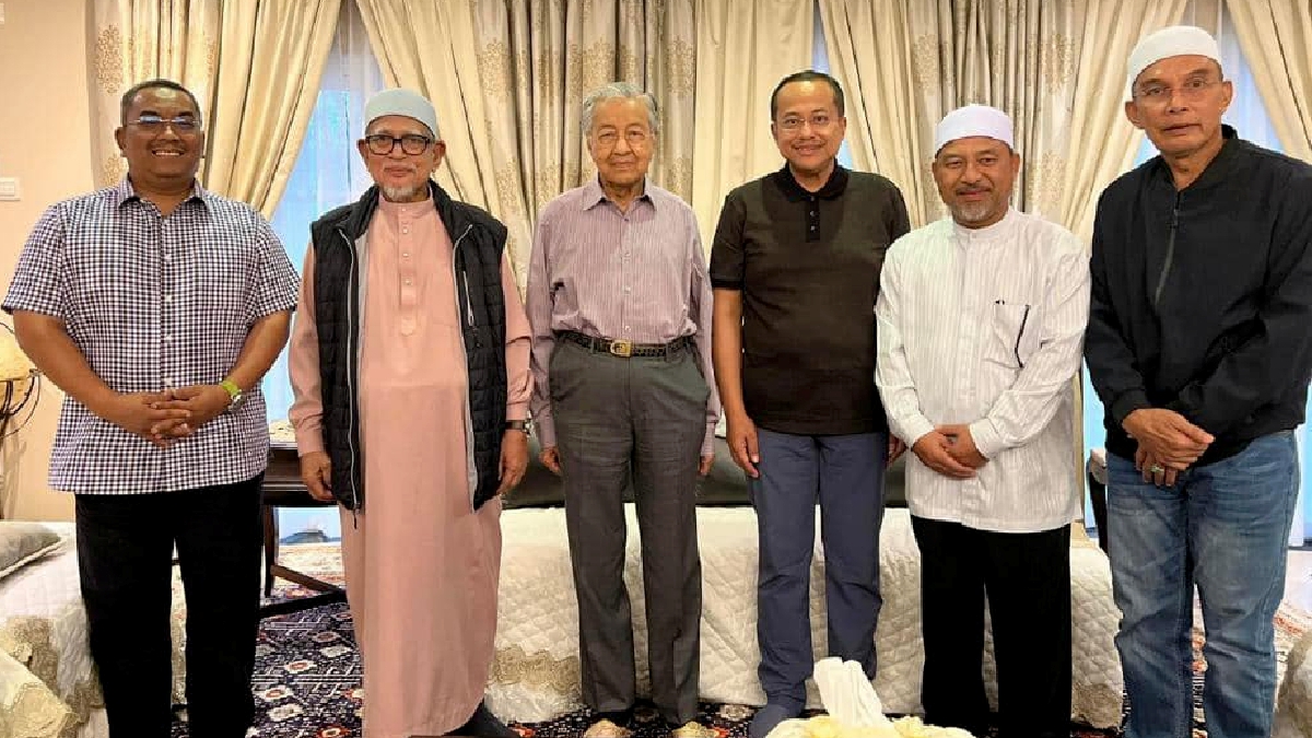 Abdul Hadi (dua dari kiri), Sanusi (kiri), Ahmad Samsuri (tiga dari kanan), Nassuruddin (dua dari kanan) dan Shukri dalam pertemuan dengan Dr Mahathir. Foto FB Dr Ahmad Samsuri Mokhtar.