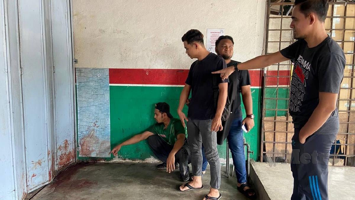 SAKSI menunjukkan kesan darah mangsa yang terbabit dalam pergaduhan di sebuah kedai di Kampung Cabang Sungai Hala. FOTO Hazira Ahmad Zaidi