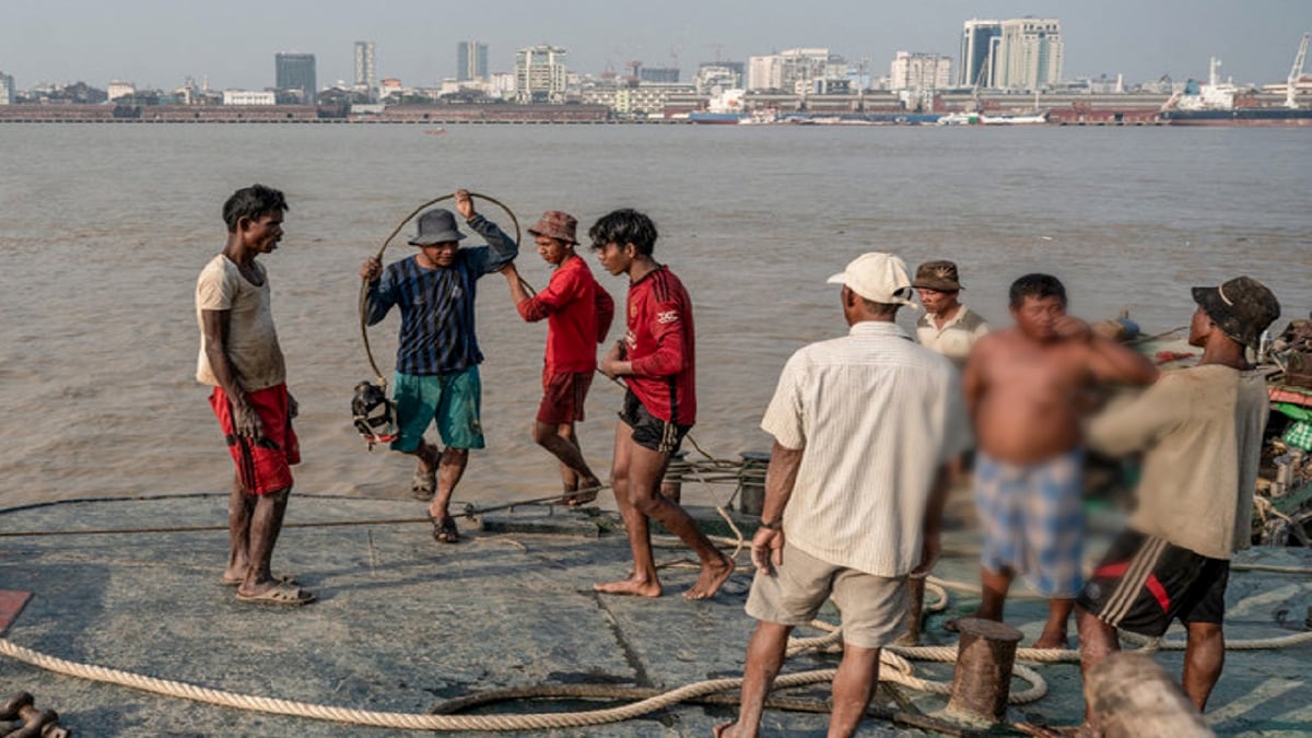 Foto yang diambil pada 23 Januari 2024 ini menunjukkan pekerja memulihkan kapal yang karam di Sungai Yangon di Yangon. FOTO AFP