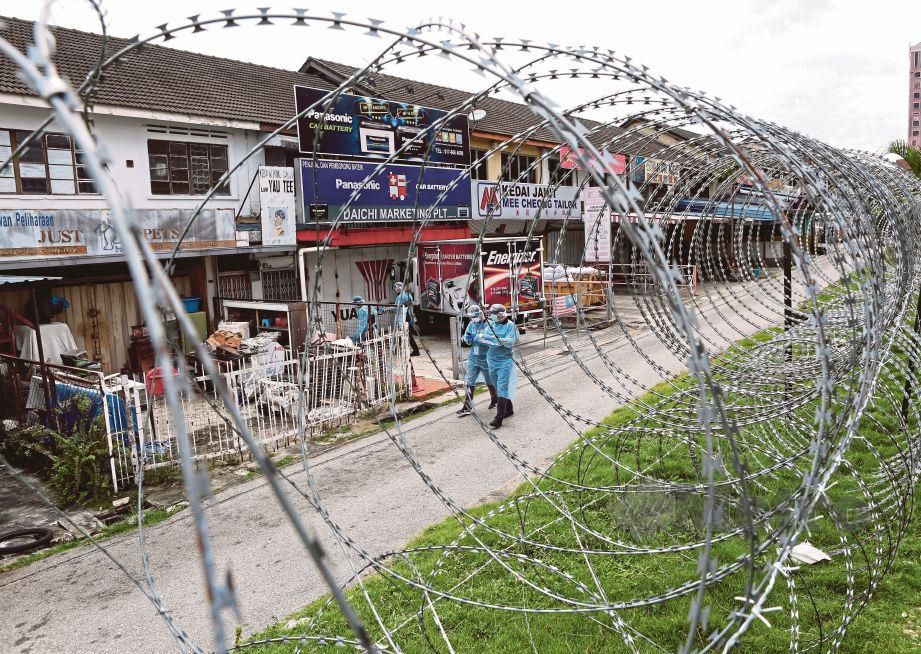PERINTAH Kawalan Pergerakan dipeketatkan (PKPD) di Petaling Jaya Oldtown bagi membendung penularan wabak COVID-19 yang melanda negara. FOTO Hazreen Mohamad