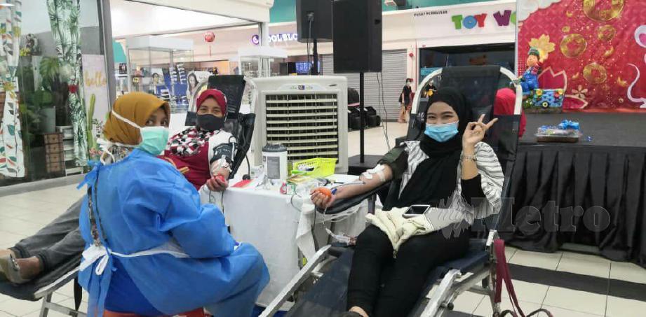 ANTARA orang awam yang melakukan pendermaan darah O melalui Unit Bergerak Tabung Darah Hospital Segamat disebuah pasaraya di bandar Segamat disini, hari ini. FOTO Ahmad Ismail