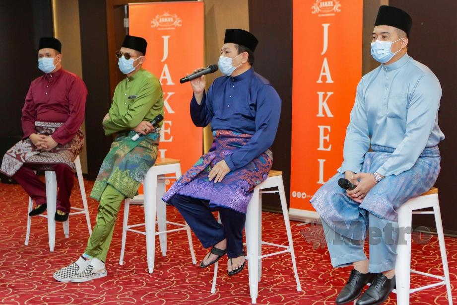 AZLAN Abu Bakar (dua dari kanan) bersama duta pakaian Jakel, Datuk Aaron Aziz (kanan), Nabil Ahmad (dua dari kiri) dan Syuk Sahar mengadakan sidang media sempena Kempen Jakel Barulah Raya 2020 di Jakel Mall, Kuala Lumpur. FOTO Aizuddin 