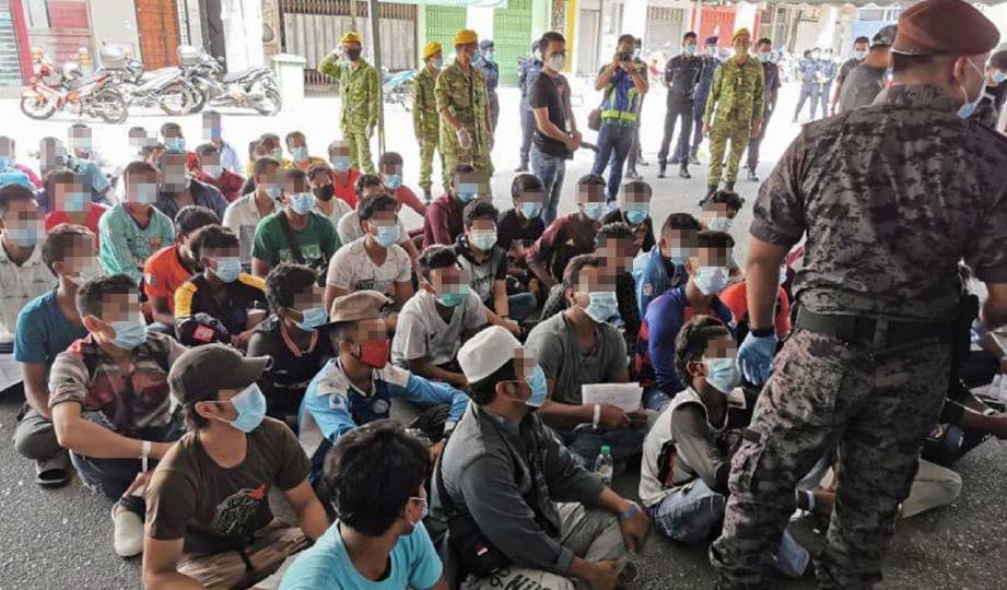 ANTARA warga asing yang diperiksa dalam serbuan di penempatan warga asing di kawasan PKPD Selayang Baru, semalam. FOTO ihsan JIM