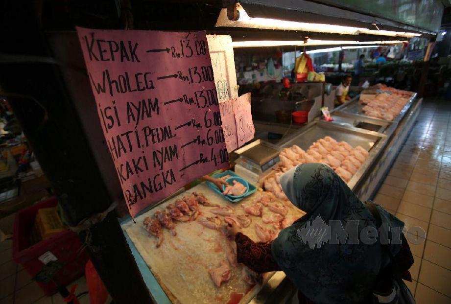 TINJAUAN di pasar basar mendapati orang ramai merungut apabila harga ayam standard di Johor naik mendadak kepada RM8 berbanding hanya antara RM6.50 hingga RM7 sekilogram kelmarin. FOTO Mohd Azren Jamaludin